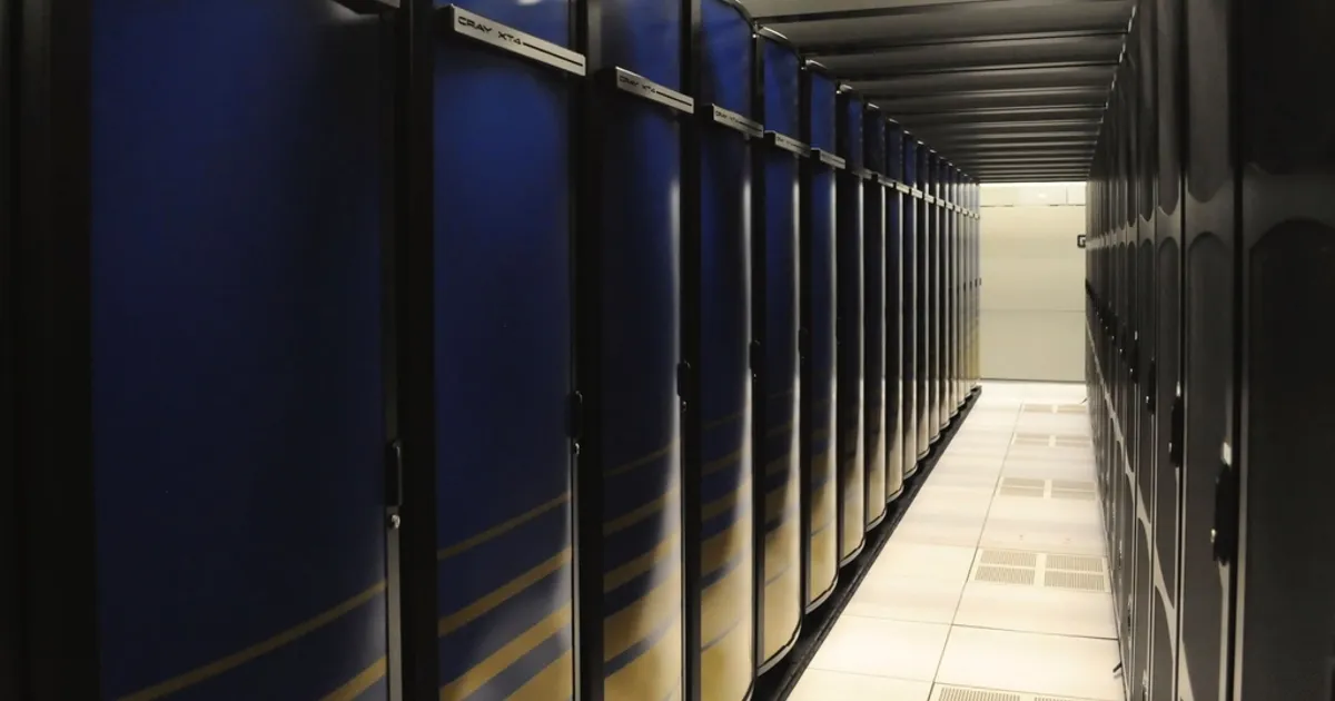 Corredor de data center com racks de servidores iluminados