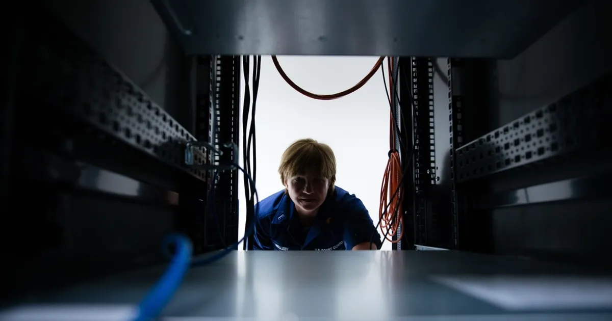 Profissional trabalhando em um rack de servidores