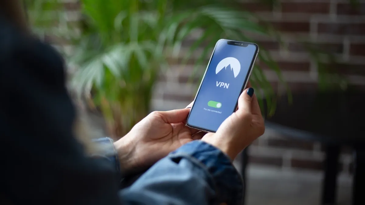 Pessoa usando um aplicativo de proteção no smartphone