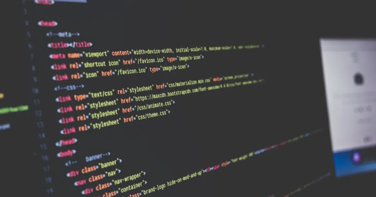 Tela de computador com código de programação